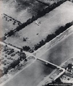 Vue aérienne du pont de Ranville et de la landing zone « Y » avec le planeur de la No.6 Platoon. Photo : IWM