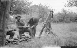 15 juin 1944 : des soldats anglais de la 3ème division d’infanterie mettent en oeuvre un mortier de 4.2 inch dans le secteur de Biéville. Photo : IWM