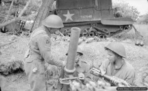 15 juin 1944 : des soldats anglais de la 3ème division d’infanterie mettent en oeuvre un mortier de 4.2 inch dans le secteur de Biéville. Photo : IWM