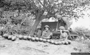 15 juin 1944 : des soldats anglais de la 3ème division d’infanterie mettent en oeuvre un mortier de 4.2 inch dans le secteur de Biéville. Photo : IWM