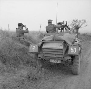 8 juillet 1944 : le Brigadier N. W. Duncan de la 30th Armoured Brigade, 79th Armoured Division, observe les offensives à Caen à côté de son Humber Scout Car dans le secteur de Beuville. Photo : IWM