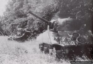 Des chars Sherman détruits ayant appartenu au 13th/18th Royal Hussars dans le secteur de Bréville-les-Monts. Photo : IWM