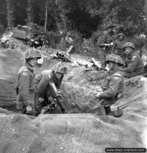 9 juin 1944 : les servants d’un mortier de trois pouces (7,62 cm) de la compagnie d’appui du Regina Rifle Regiment dans le secteur de Bretteville-l'Orgueuilleuse. Photo : IWM