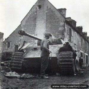 Après les combats, des soldats du Regina Rifles Regiment inspectent l’épave d’un PzKpfw V Panther détruit dans la nuit du 8 au 9 juin 1944 par le tir de Joe Lapointe au P.I.A.T. à Bretteville-l'Orgueuilleuse. Photo : IWM