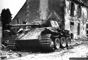 Juin 1944 : un Panther de la 12 SS-Pz.Div. Hitlerjugend détruit durant les combats nocturnes à l’entrée est du village de Bretteville-l’Orgueilleuse. Photo : IWM