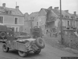 Une automitrailleuse Morris Mark II anglaise dans le village de Bretteville-l’Orgueilleuse. Photo : IWM