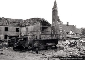 La position du poste de commandement du Regina Rifles Regiment, détruit par un obus allemand le 23 juin 1944 à Bretteville-l'Orgueuilleuse. Photo : IWM