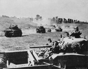 14 août 1944 : en préparation de l’opération Tractable, des chars Sherman du Fort Garry Horse se mettent en position avant d’attaquer à midi Bretteville-Le-Rabet. Photo : IWM
