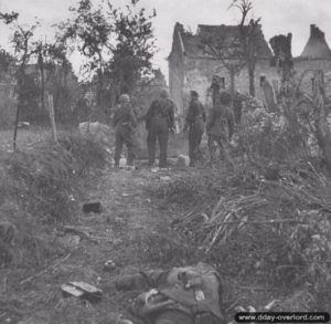 13 juin 1944 : des soldats anglais déplacent un canon antichar allemand qu’ils viennent de prendre à leur adversaire dans la commune de Bréville. Photo : IWM