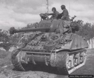 Un char Sherman appartenant à l’escadon C du 13th/18th Royal Hussars à proximité de Bréville. Photo : IWM