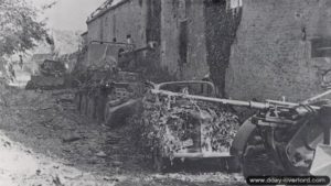 Plusieurs véhicules et blindés allemands détruits ainsi qu'un canon Flak 38 de 20 mm dans Bréville. Photo : IWM