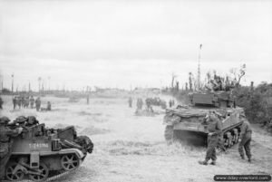 9 juillet 1944 : un char Sherman et un Universal Carrier progressent dans le secteur de Buron en direction de Caen dans le cadre de l’opération Charnwood. Photo : IWM