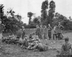 9 juillet 1944 : des soldats allemands du 25. S.S. Panzer Grenadier Regiment prisonniers. Photo : IWM