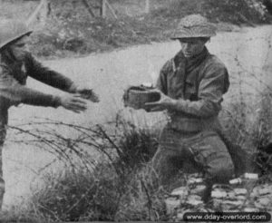 Août 1944 : des sapeurs belges de la brigade Piron déminent la route de Cabourg. Photo : DR