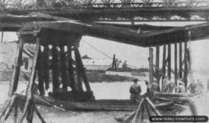 21 août 1944 : un pont Bailey vient remplacer le pont détruit sur la Dives à Cabourg. Photo : DR