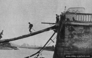 21 août 1944 : des soldats belges de la brigade Piron traversent la Dives sur un pont de fortune. Photo : DR