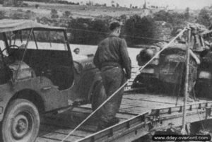 Août 1944 : des véhicules belges de la brigade Piron franchissent la Dives sur un pont Bailey. Photo : DR