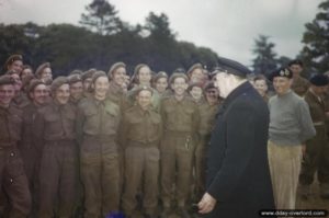 22 juillet 1944 : le Premier Ministre Winston Churchill rend visite aux hommes de la 50th Infantry Division dans le secteur de Caen. Photo : IWM