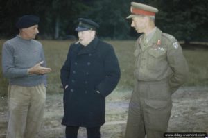 22 juillet 1944 : le Premier Ministre Winston Churchill avec le général Montgomery à sa droite et le général Dempsey. Photo : IWM