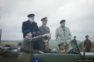 22 juillet 1944 : visite du Premier Ministre Winston Churchill à Caen accompagné du général Montgomery, du général Dempsey et du général Guy Simonds, commandant le 2ème corps. Photo : IWM