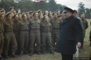 22 juillet 1944 : le Premier Ministre Winston Churchill rend visite aux hommes de la 50th Infantry Division dans le secteur de Caen. Photo : IWM