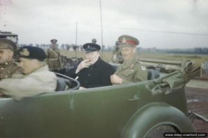 22 juillet 1944 : le Premier Ministre Winston Churchill rend visite aux hommes de la 50th Infantry Division à Caen, accompagné du général Dempsey. Photo : IWM