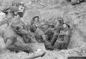9 juillet 1944 : des servants de mortiers de la 59th Division dans les faubourgs de Caen. Photo : IWM