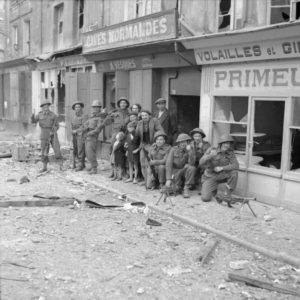 9 juillet 1944 : les premières troupes britanniques dans le centre dévasté de Caen. Photo : IWM
