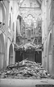10 juillet 1944 : les effets des bombardements à l’intérieur de l’église Saint-Pierre à Caen. Photo : IWM
