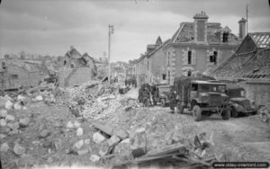 10 juillet 1944 : des troupes et des véhicules britanniques progressent difficilement à travers les ruines de Caen. Photo : IWM