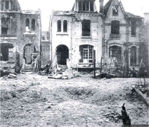 Juin 1944 : les ruines de la rue des Acacias dans Caen. Photo : DR