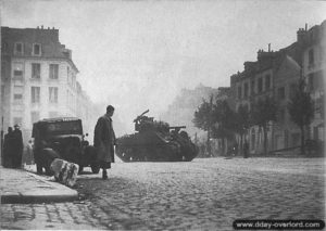 Un char Sherman sur la place des Petites-Boucheries dans Caen. Photo : IWM