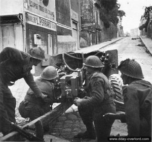 Des artilleurs du 1st K.O.S.B. de la 3ème division d’infanterie britannique servant un canon antichar dans la rue du Vaugueux à Caen. Photo : IWM