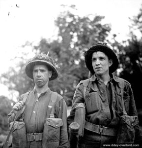 9 juillet 1944 : les soldats Eddie Feltham (à gauche) et John Cote du Highland Light Infantry of Canada en route vers Caen. Photo : IWM