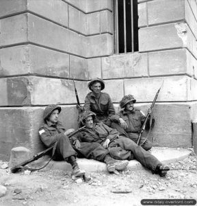 10 juillet 1944 : des soldats du Highland Light Infantry of Canada prennent un moment de repos. De gauche à droite : J. Thomas, Steve W. Buttee, A. W. Hamer et W. J. Reid. Photo : IWM