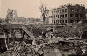 Les ruines du pont reliant Vaucelles à Caen. Photo : IWM