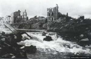 Les ruines du pont reliant Vaucelles à Caen. Photo : IWM