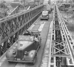 22 juillet 1944 : visite du Premier Ministre Winston Churchill qui traverse un pont Bailey reliant Caen à Vaucelles. Photo : IWM