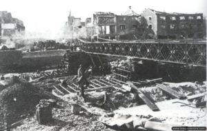 Les travaux de construction du pont Monty réalisés par 20th Field Company, 1st Canadian Army Troops Engineers reliant Vaucelles à Caen. Photo : IWM
