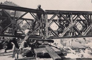 Construction du pont Bailey reliant Vaucelles à Caen et baptisé « Monty Bridge » par les Royal Canadian Engineers. Photo : IWM