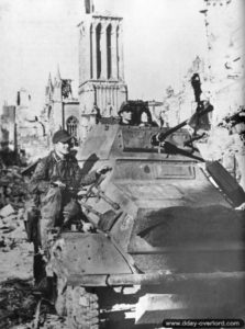 Juin 1944 : un SdKfz 251 dans la rue Saint-Pierre à Caen. Photo : Bundesarchiv