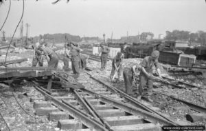24 juillet 1944 : des sapeurs du Royal Engineers participent aux travaux de remise en condition du réseau ferré de Caen. Photo : IWM