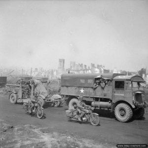 7 août 1944 : un canon anti-aérien de 3.7-inch tracté par un camion AEC Matador à travers les ruines de Caen. Photo : IWM