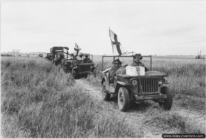 9 juillet 1944 : un convoi de Jeep ambulances de la 211th Field Ambulance Company appartenant au 5th Lancashire Fusiliers, au nord-ouest de Caen. Photo : IWM