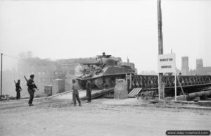 24 juillet 1944 : pendant l’opération Goodwood, un char Sherman traverse le "Winston Bridge" , un pont Bailey construit sur l’Orne. Photo : IWM