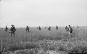 Des soldats du 2nd Battalion, Royal Warwickshire Regiment, progressent lors d’un nouvel assaut sur Caen. Photo : IWM