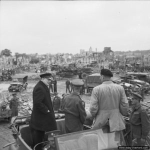 22 juillet 1944 : le Premier Ministre Winston Churchill, accompagné du général Montgomery et du général Dempsey, observe les ruines de la ville de Caen. Photo : IWM