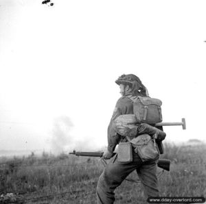 25 juillet 1944 : le soldat R. Pankaski (Winnipeg Rifles) attend la fin du barrage d’artillerie pour reprendre l’assaut en direction de Caen. Photo : IWM