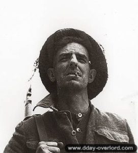 10 juillet 1944 : le soldat J. Thomas dans le secteur de Caen. Photo : IWM