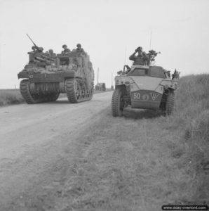 8 juillet 1944 : un canon automoteur M7 Priest passe à proximité d’un véhicule de reconnaissance Humber de la 79th Armoured Division dans le secteur de Beuville pendant l’opération Charnwood. Photo : IWM